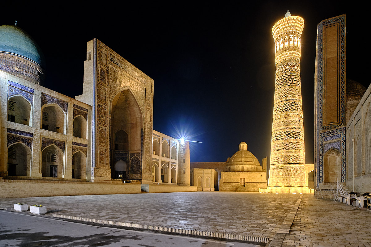 Miri-Arab-Madrase und Minarett der Moschee Kalon