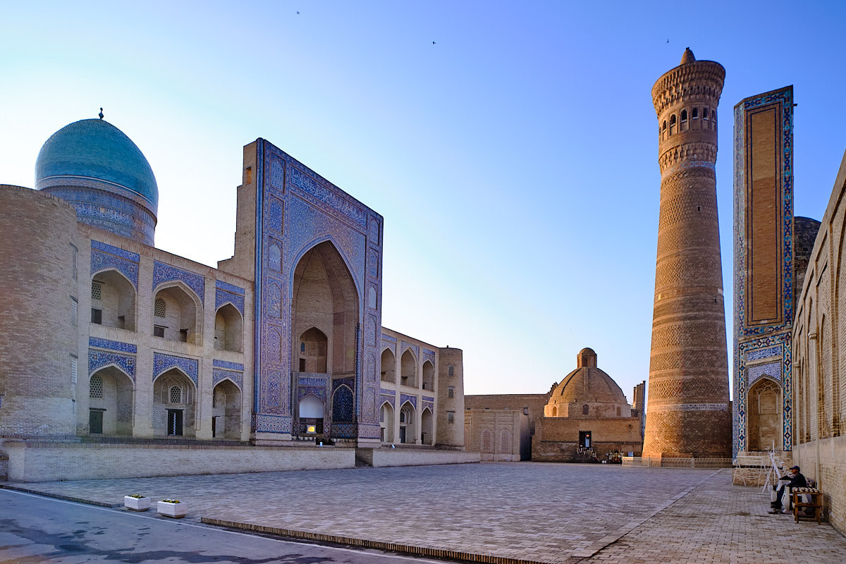 Miri-Arab-Madase und Minarett der Moschee Kalon