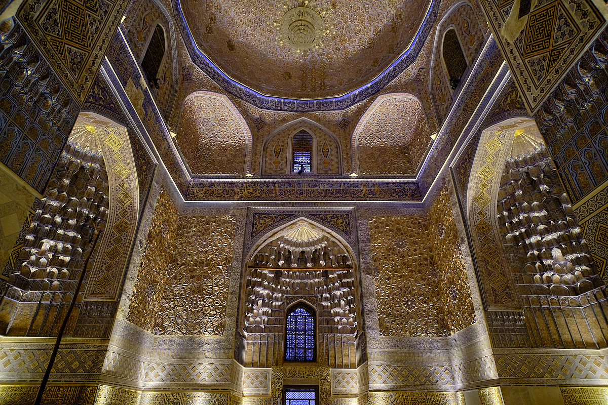 Gure-Amir-Mausoleum innen - reicht verziert