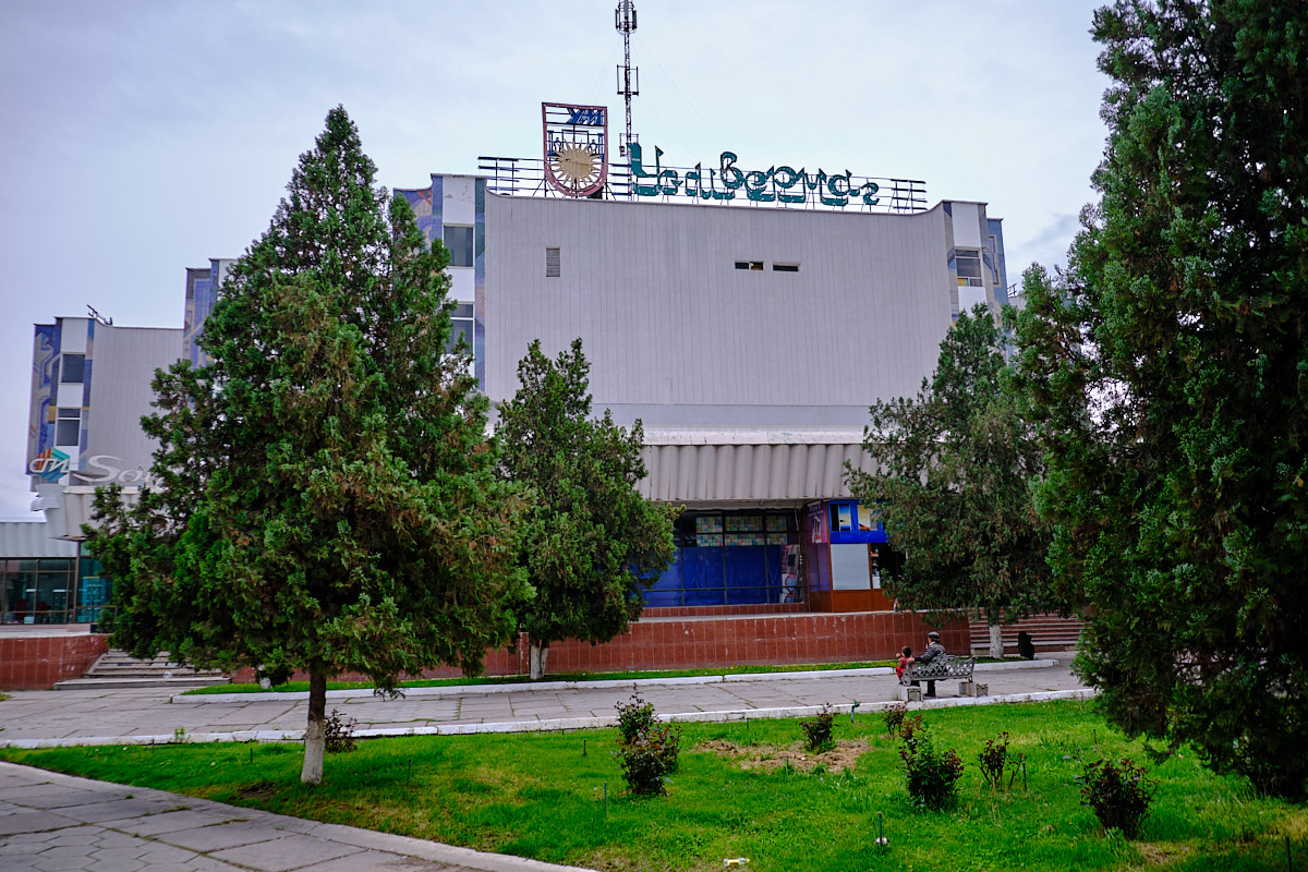 GYM-Kaufhaus in Samarkand (Das "G" ist auf dem Schild auf dem Dach schon abgefallen)
